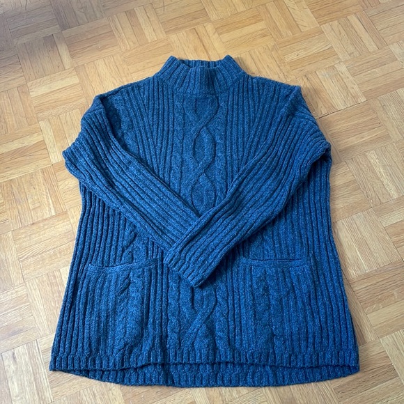 Abercrombie and Fitch knit sweater - Picture 1 of 4